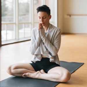 ZYIA Cream (Grey) Yoga Shawl